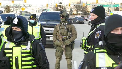 Polizisten-Beobachten-Den-Freiheitskonvoi-In-Windsor,-Ontario,-Kanada-Genau