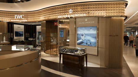 Innenbereich-Eines-Luxusuhrengeschäfts-Mit-Extravagantem,-Wertvollem-Armbanduhren-Branding-Display