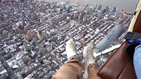 Pies-Colgando-De-Un-Helicóptero-Sobre-Manhattan,-Nueva-York---Tiro-Pov