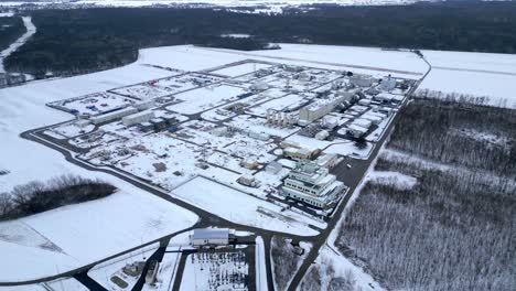 Luftaufnahme-Der-Schneebedeckten-Erdgaskompressorstation-Im-Winter-In-Österreich