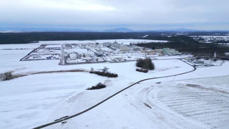 Hochklappbare-Luftaufnahmen-Zeigen-Eine-Im-Winter-Schneebedeckte-Gaskompressorstation