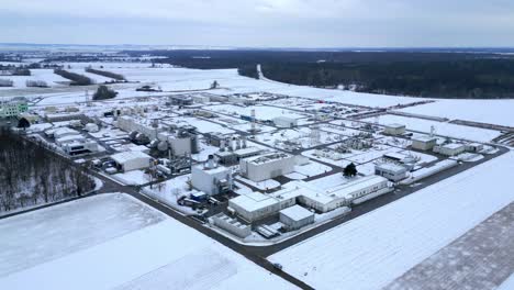 Erdgaskompressorstation-Mit-Schneebedeckten-Feldern-Im-Winter