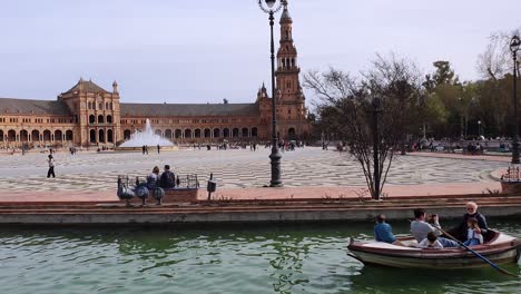Tourist-In-Den-Boas-An-Den-Kanälen-Der-Plaza-De-Espana-In-Sevilla