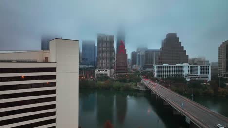 Die-Skyline-Von-Austin-Ist-In-Der-Abenddämmerung-In-Texas,-USA,-Mit-Niedrigen-Wolken-Bedeckt