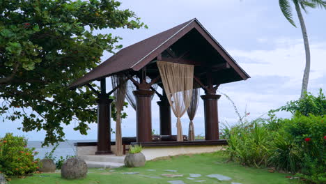 Cobertizo-Frente-A-La-Playa-Para-Un-Masaje-Romántico-Al-Aire-Libre-En-Pareja-En-El-Resort-Y-Spa-Shangri-la-Mactan-En-Cebu,-Filipinas