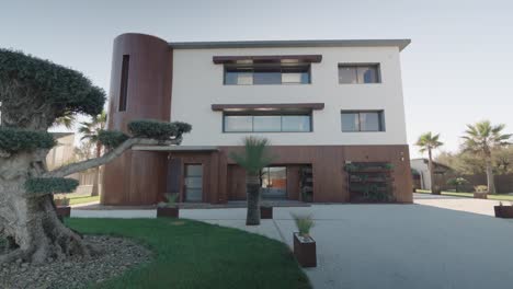Frontal-view-of-the-huge-modern-villa-in-Frontignan,-France