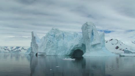 Ice-Bergs-in-antarctica-and-south-georgia