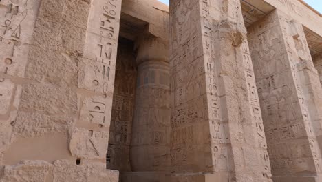 Arquitectura-De-Piedra-Arenisca-Con-Antiguas-Inscripciones-Egipcias---Templos-De-Medinet-Habu