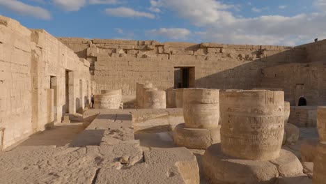 Ruinen-Des-Antiken-ägyptischen-Tempelkomplexes---Medinet-Habu,-Luxor,-Ägypten