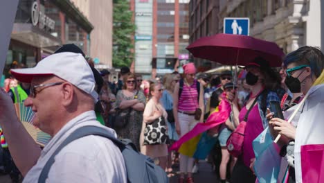 Menschenmenge-Mit-LGBTQ-Fahnen-Und-Bannern-Bei-Der-Pride-Parade-In-Finnland