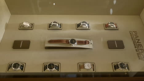 Relojes-Panerai-En-Exhibición-Bajo-Una-Vitrina,-Tienda-De-Compras-De-Lujo,-Vertical