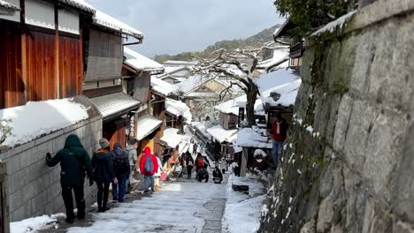 Winterspaziergang-In-Den-Bezirken-Higashiyama-Und-Gion-Von-Kyoto,-Kyoto,-Japan