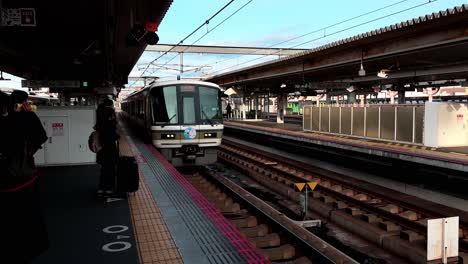 Zug-Kommt-Am-Bahnsteig-An,-Leute-Warten,-Nara,-Japan