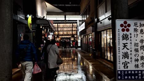 Hinter-Passanten-Im-Indoor-Einkaufszentrum,-Kyoto,-Japan