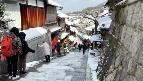 Ältere-Person,-Die-Im-Winter-Langsam-Und-Anständig-Die-Treppe-Hinuntergeht,-Higashiyama-Und-Gion,-Kyoto,-Japan