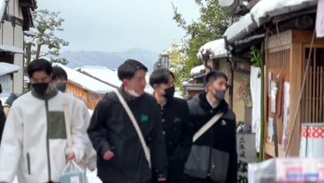Junge-Männliche-Freunde-Auf-Einem-Ruhigen-Spaziergang-Durch-Die-Verschneiten-Straßen-Von-Kyoto-Bei-Schneefall