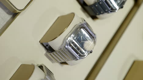 Vertikale-Zeitlupe,-Die-Sich-über-Die-Sammlung-Exklusiver-Cartier-Uhren-Im-Boutique-Shop-Dreht