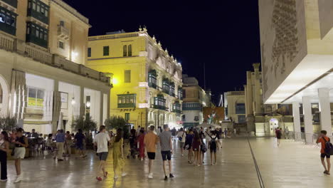 Platz-Am-Eingangstor-In-Valletta,-Voller-Menschen,-Nachts