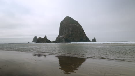 The-famous-Haystack-Rock-in-Cannon-Beach,-Oregon