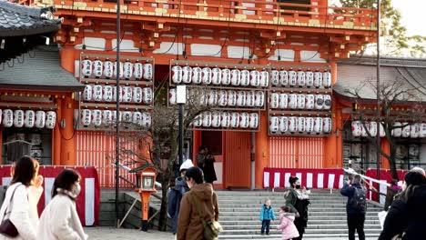 Temple-Gate:-Pedestrians-Leisurely-Walking-Outside,-Kyoto,-Japan