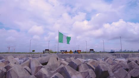 Isla-Victoria,-Lagos,-Nigeria---1-De-Octubre-De-2022:-La-Bandera-De-Nigeria-Ondeando-En-El-Viento-El-Día-De-La-Independencia