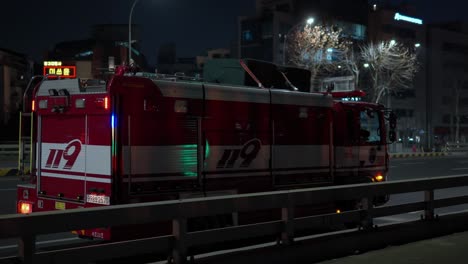 Feuerwehrauto-Der-Seouler-Feuerwehr-119-Mit-Blinkendem-Rotlichtalarm-Kommt-Am-Unfallort-An-Und-Hält-Nachts-Am-Straßenrand-An