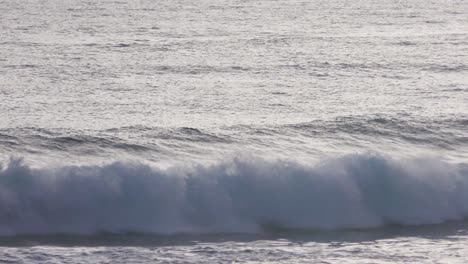 Ein-Einzelner-Männlicher-Junger-Surfer-Fängt-Eine-Welle-Und-Surft-Auf-Der-Welle,-Weitwinkelaufnahme