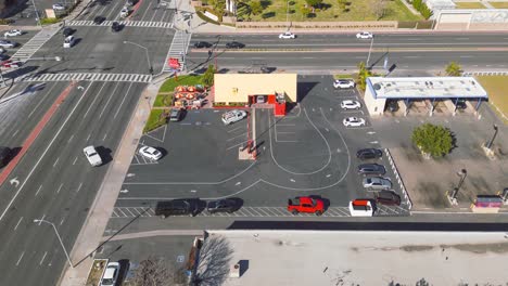 drone-time-lapse-of-drive-thru-at-Wienerschnitzel-fast-food-restaurant-in-Southern-California