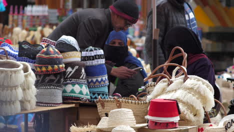 Lugareños-En-La-Zona-Del-Mercado-De-Marrakech-Entre-Puestos---Explorar-La-Medina