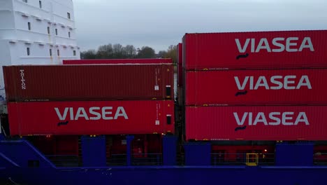 Nahaufnahme-Aus-Der-Luft-Von-Intermodalen-Viasea-Containern,-Die-Auf-Einem-Schiff-In-Der-Nähe-Von-Dordrecht-Transportiert-Werden