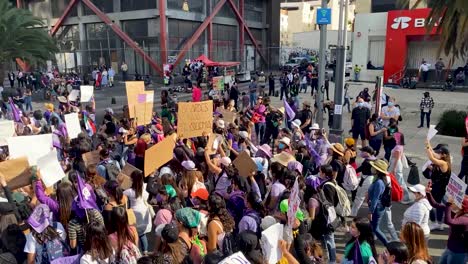 Feministischer-Marsch-Gegen-Geschlechtsspezifische-Gewalt,-8.-März-In-Mexiko-stadt-Protestieren-Tausende-Von-Frauen-Auf-Den-Straßen-Für-Sicherheit-Und-Bessere-Lebensbedingungen