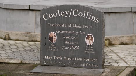 Piedra-Conmemorativa,-El-Festival-De-Música-Tradicional-Irlandesa-Cooley-Collins