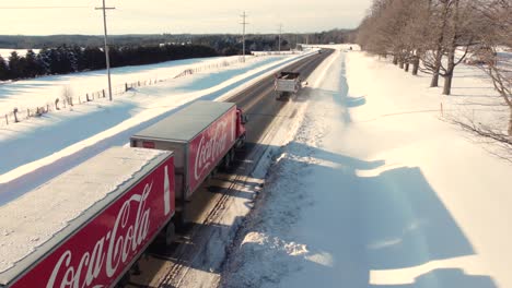 Luftaufnahme-Eines-Coca-Cola-Lastwagens-Auf-Der-Autobahn-Während-Der-Winterferienzeit