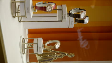 Vertikale-Sammlung-Von-Luxus-Golduhren-Von-Piaget,-Präsentiert-Im-Schaufenster-Von-Barcelona