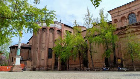Basilica-of-San-Domenico-in-Bologna,-Italy-with-the-trees-in-light-breeze