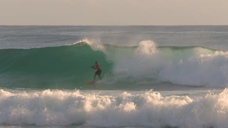 Surfistas-En-Cámara-Lenta-En-Burleigh-Heads-Al-Amanecer-En-La-Costa-Dorada,-Queensland,-Australia