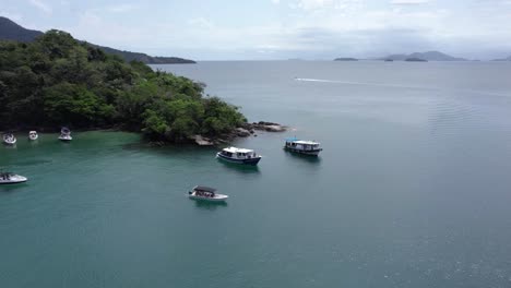 Aerial-view-around-tourist-boats-on-the-coast-of-Ilha-Grande,-in-cloudy-Brazil
