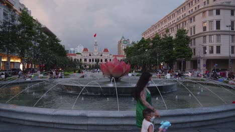 Eine-Nachtansicht-Des-Nguyen-Hue-Brunnens,-Auch-Bekannt-Als-Nguyen-Hue-Musikbrunnen,-In-Ho-Chi-Minh-Stadt,-Vietnam