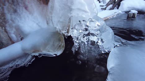 Eis-Bildet-Sich-In-Interessanten-Formen-Auf-Einem-Wasserbrunnen-Im-Freien-In-Den-Bergen
