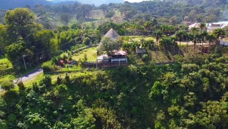 Wunderschöne-Luftaufnahme-Mit-Drohne-Vom-Flug-Zum-Landrestaurant-Im-Dschungel-Von-Ixhuatlan-Del-Café,-Veracruz,-Mexiko