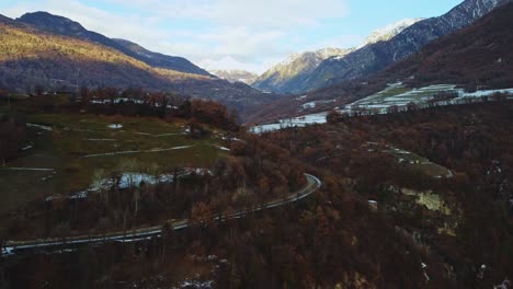 Imágenes-De-Un-Camino-Sinuoso-A-Través-De-Una-Región-Montañosa-Cerca-De-Los-Alpes-Italianos