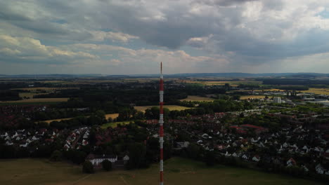 Flug-Um-Eine-Antenne-Neben-Einem-Dorf