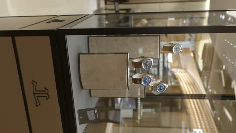 Vertikale-Luxusuhren-Von-Jaeger-Le-Coultre,-Ausgestellt-Im-Etui-Eines-Boutique-Stores-In-Barcelona
