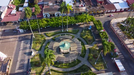 Hermosa-Vista-Aerea-Con-Drone-De-Los-Parques-En-La-Ciudad-De-Ixhuatlan-Del-Cafe,-Veracruz,-Mexico