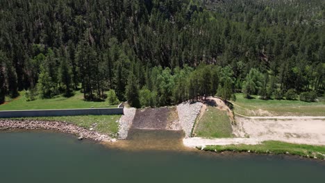 Luftaufnahme-Des-Damms-Und-Des-Überlaufs-Des-Center-Lake,-Custer-State-Park,-South-Dakota,-USA