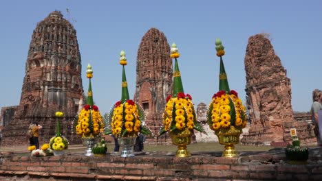 Flowers-offering-Buddhist-temple-with-stupa-behind-Wat-Maha-That-ว-ดมหาธาต