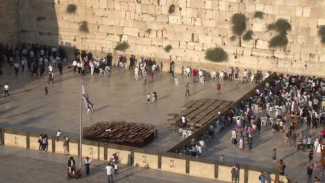 Menschen-Beten-Auf-Dem-Westmauerplatz-Der-Klagenden-Westmauer-In-Israel
