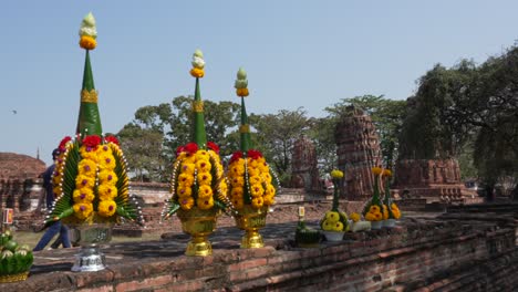Flowers-offering-in-Thailand-temple-Ayutthaya-Wat-Maha-That-ว-ดมหาธาต