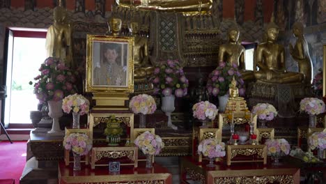 Interior-tilt-Golden-Buddha-temple-Wat-Suwan-Dararam-Ratchaworawihan