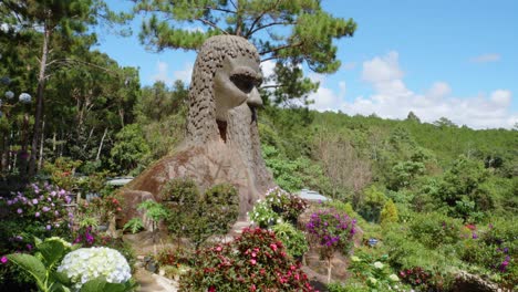 Estatua-De-Arcilla-De-Un-Hombre-Barbudo-En-El-Museo-De-Escultura-Da-Lat,-Túnel-De-Arcilla-O-Pueblo-De-Arcilla-En-Vietnam